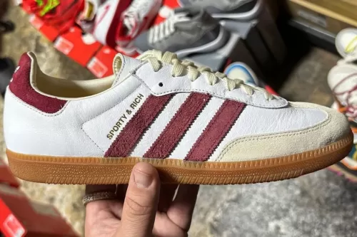 率先预览 Sporty & Rich × adidas Samba 最新联名鞋款