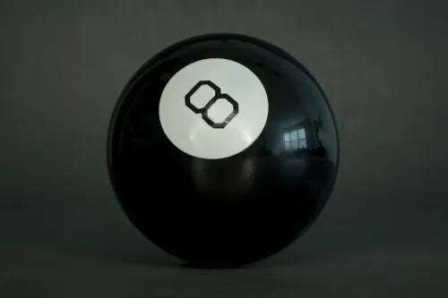 M. Night Shyamalan 联手 Brad Falchuk 宣布改编 Mattel「Magic 8 Ball」的超自然剧集