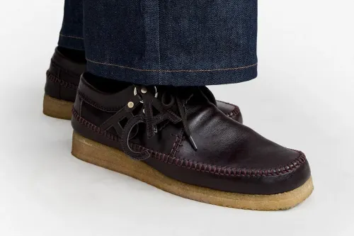 A.P.C. × Clarks Originals Desert Boot 与 Weaver 鞋款以罗纹麂皮配搭亮面皮革