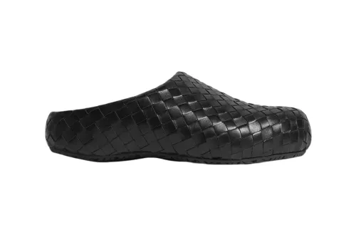 Bottega Veneta Klog Mule 以无缝 Intrecciato 编织演绎小羊皮木屐鞋
