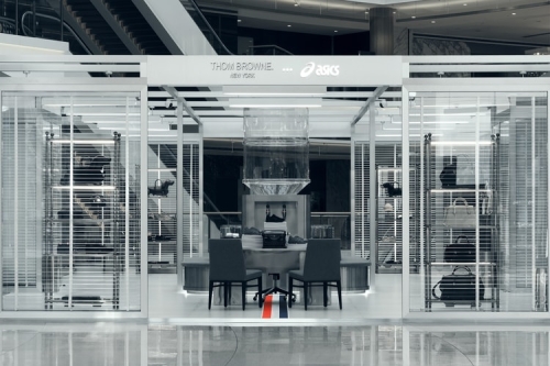 走进 Thom Browne × ASICS 上海恒隆广场限时体验空间