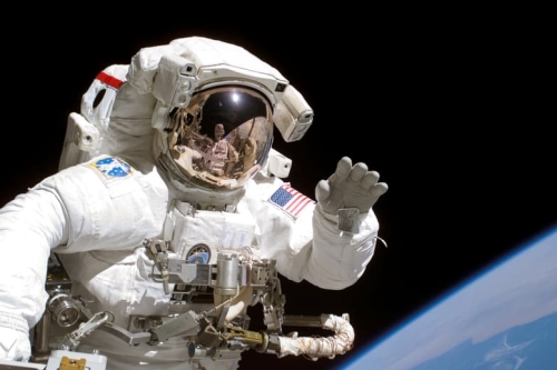 NASA 首度放行智能手机升空：Crew-12 及 Artemis II 太空人改用手机记录任务