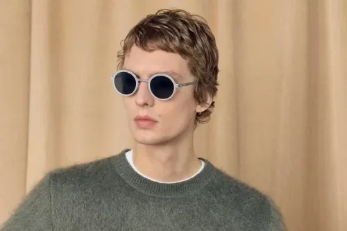 RIMOWA 携手 MYKITA 发布 2026 秋季联名眼镜系列及「The Rehearsal」广告大片