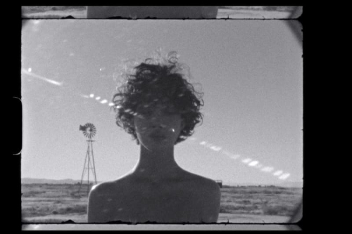 Nadia Lee Cohen 与 Scarlett Carlos Clarke 推出谜样新摄影集《Podunk》