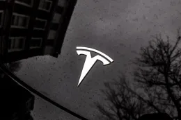 特斯拉 Tesla 在 10 月 1 日发表前重启 Roadster 预订，订金为 50,000 美元