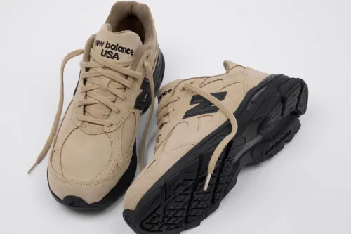JJJJound 透过全麂皮结构重新演绎 New Balance 990v3 鞋款