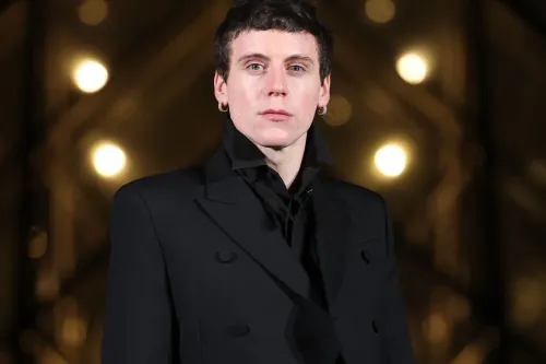 McQueen 与任职三年的创意总监 Seán McGirr 分道扬镳