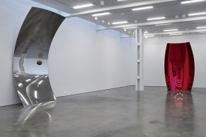 Anish Kapoor 纽约新展《Mirror Works》：镜面雕塑颠覆感知