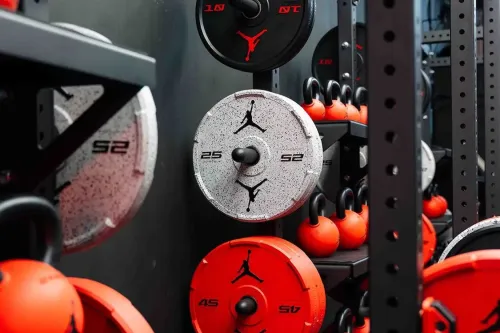 Jordan Brand 与 Nike Strength 推出 Jordan Strength 健身器械系列