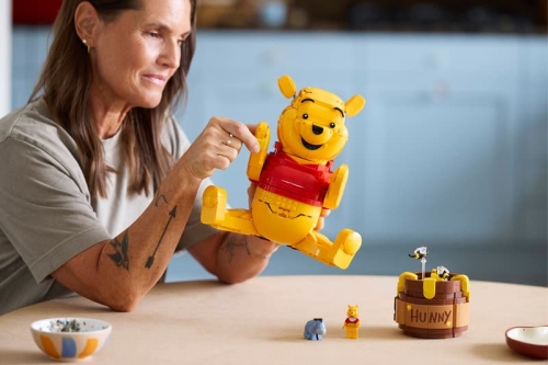 LEGO 推出超巨型积木公仔，庆祝 Winnie the Pooh 百周年诞生