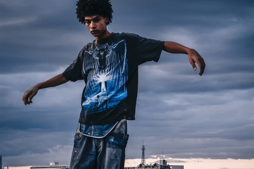 ©SAINT Mxxxxxx 携手《Attack on Titan》推出限量联名图案 T 恤