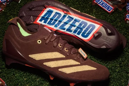 SNICKERS 与 adidas 携手推出首款 ADIZERO ELECTRIC + II 联乘美式足球鞋