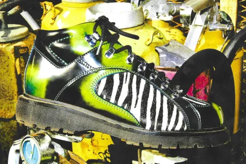 Brain Dead 与 Dr. Martens 为 Wayborne Boot 注入狂野动物纹设计鞋款