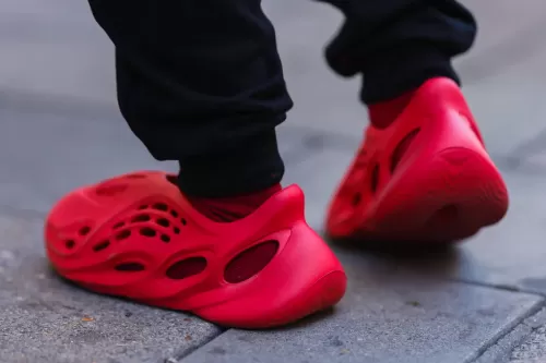 adidas 执行长证实未来不会出售 YEEZY 设计产品