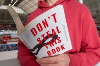 约一万名作家联名出版“空白”书籍，抗议 AI 擅用作品牟利