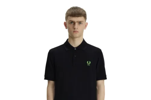 COMME des GARÇONS 为 Fred Perry 珠地布 Polo 恤注入霓虹细节