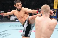 Islam Makhachev 于 UFC 330 击败 Ian Machado Garry，取得 UFC 第 17 场连胜
