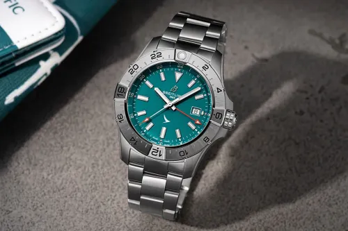 Cathay Pacific 联乘 Breitling 推出限量 Avenger GMT 腕表