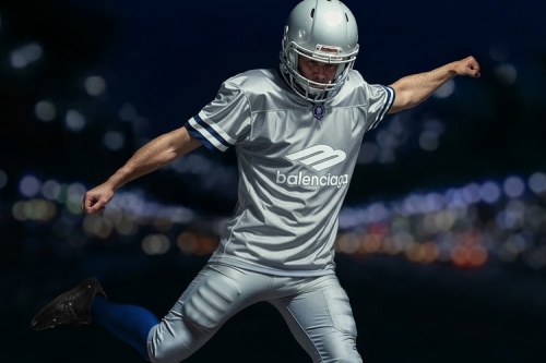 Balenciaga Football Series 登场：比赛日把美式橄榄球场变成前卫伸展台