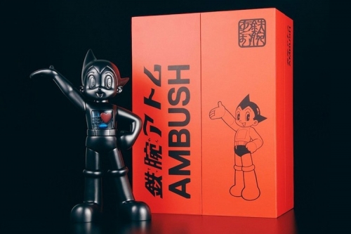 AMBUSH 再度携手经典动漫《Astro Boy》推出独家限量公仔、项链