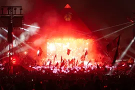 Glastonbury 2027 确定回归，门票史上首次突破 400 英镑