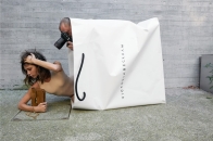 Juergen Teller 最新大型回顾展《You Are Invited》登场
