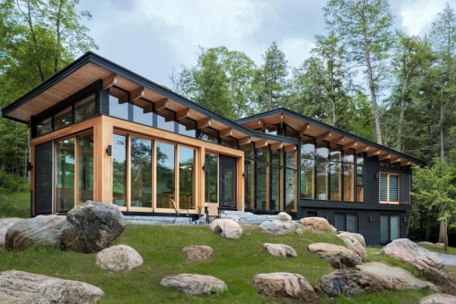 《Heated Rivalry》同款湖畔小屋上线 Airbnb