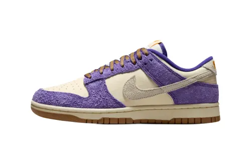 Nike Dunk Low「Game Day」：麂皮毛绒鞋面配金属细节，叠搭复古皮革底层