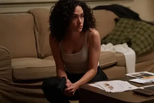 Hulu 释出疯狂扭曲版正式预告：Emmy Rossum 主演悬疑犯罪新剧《Furious》