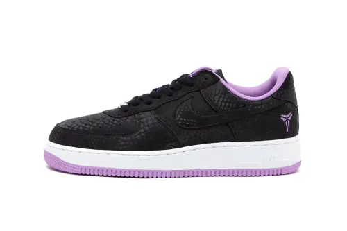Kobe Bryant × Nike Air Force 1 Low「黑色/紫色星尘」配色鞋款
