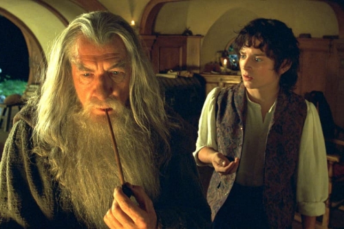 「魔戒远征队」重聚！Sir Ian McKellen 证实 Gandalf 与 Frodo 将回归《The Hunt for Gollum》