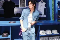 Hyunjin 登陆 GUESS JEANS Melrose，启动周末限定全面接管