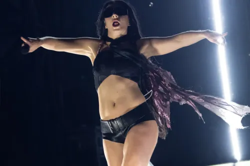 Charli XCX《Music, Fashion, Film》首登 Billboard 200 第 3 位,创下个人最高首周成绩