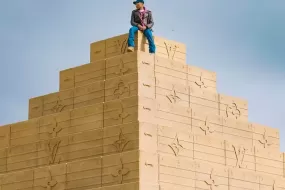 Pharrell Williams 揭示座落于 Virginia Beach 的 Louis Vuitton 大型金字塔