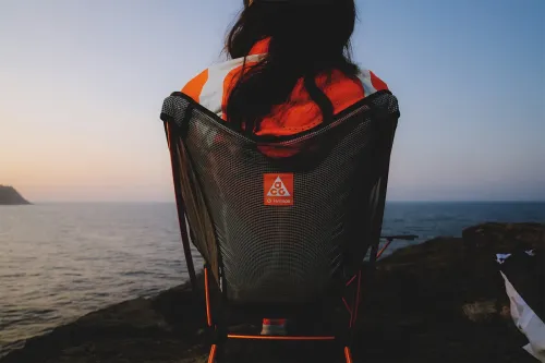 Nike ACG × Helinox 推出标志性橙色轻量化露营家具系列