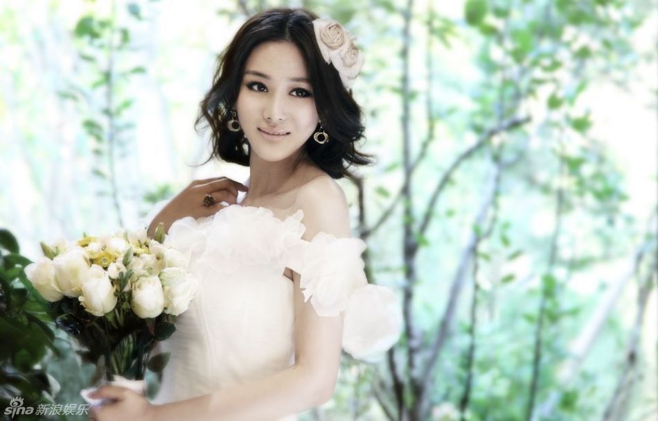 中国第一足球宝贝张馨予婚纱写真
