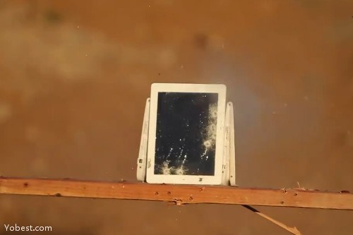 苹果不防弹 当iPad 2遭遇加特林机枪扫射