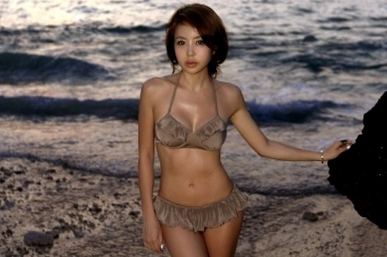 韩国女星黄慧英拍摄性感沙滩比基尼写真