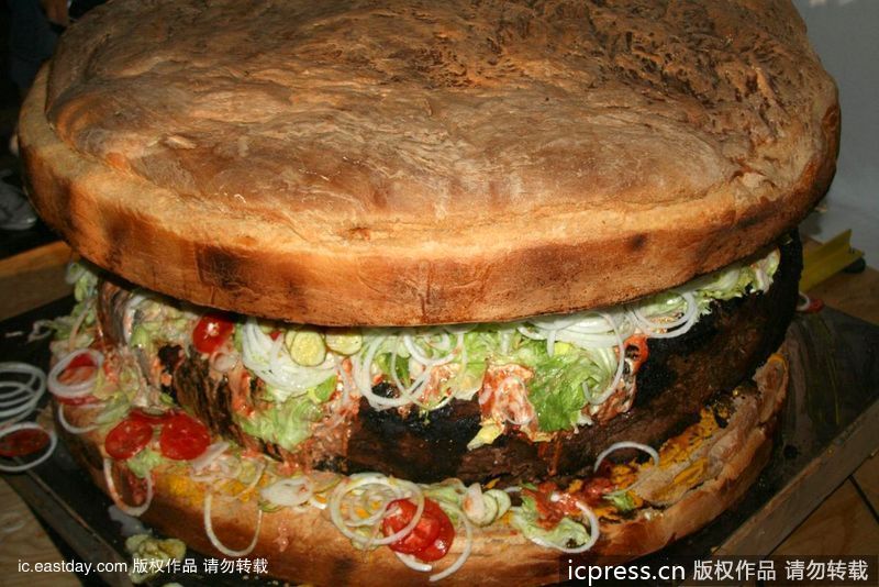 全世界最大汉堡！10人耗时13小时完成饕餮盛宴