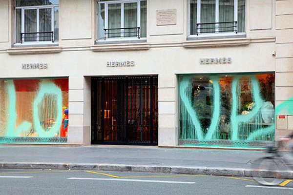 涂鸦狂人Kidult把"LOVE"射在Hermès巴黎店