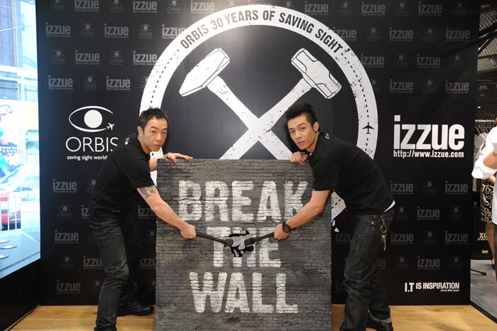 周柏豪及黄贯中出席izzue × Orbis【BREAK THE WALL】限量版TEE 香港开卖活动