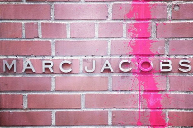 法国街头艺术家 Kidult 恶搞纽约 Marc Jacobs 专卖店