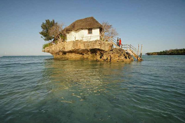 东非 Zanzibar 孤立于海中央的迷你水上餐厅