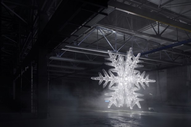 设计师 Ingo Maurer 与水晶制造商 Baccarat 合作的 UNICEF Snowflake 公益灯饰