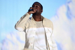Kanye West 藉著演唱会发表关于 Grammys 和 Suit & Tie 的个人意见