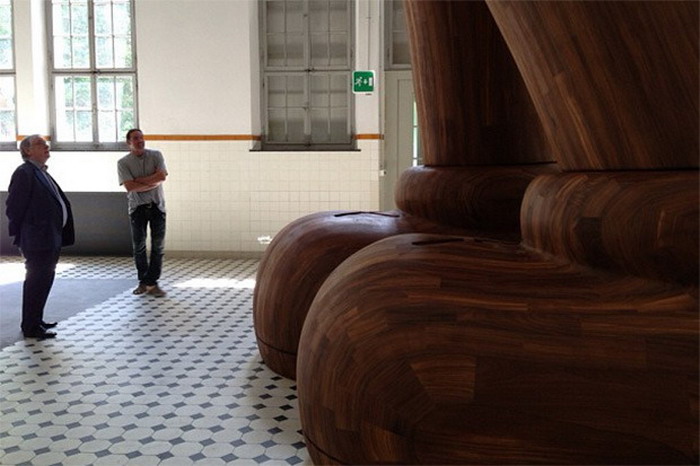 KAWS 巨型木制 Companion 艺术装置将于 More Gallery 展出