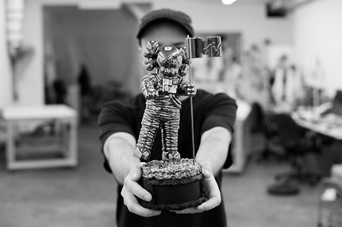KAWS 为 2013 MTV Video Music Awards 设计「Companion Moonman」奖座