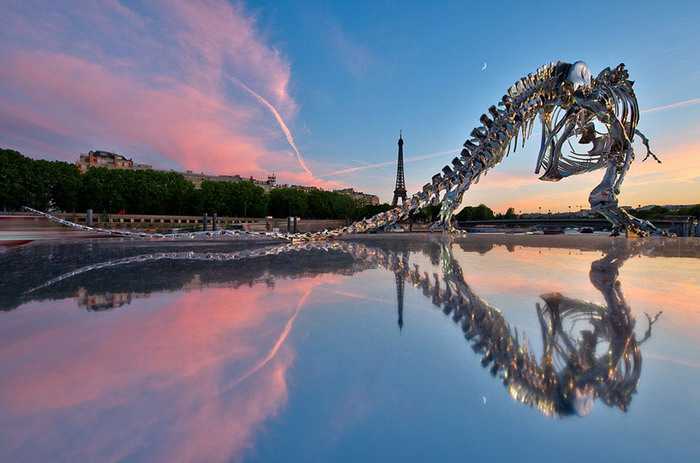 法国艺术家 Philippe Pasqua 打造的霸王龙艺术雕塑现身巴黎塞纳河畔