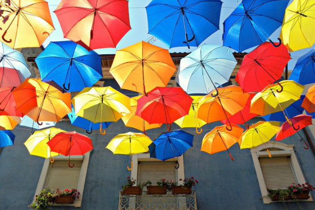 葡萄牙 AgitAgueda 艺术节 —— 七彩雨伞街