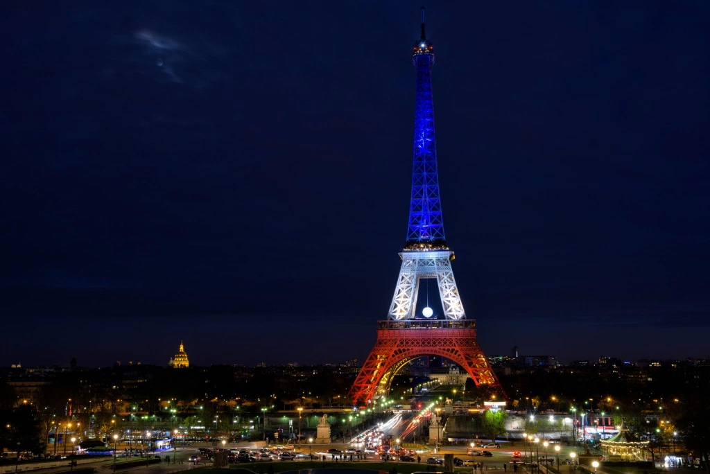 巴黎埃菲尔铁塔 2016 欧洲杯期间将被改建为奢
